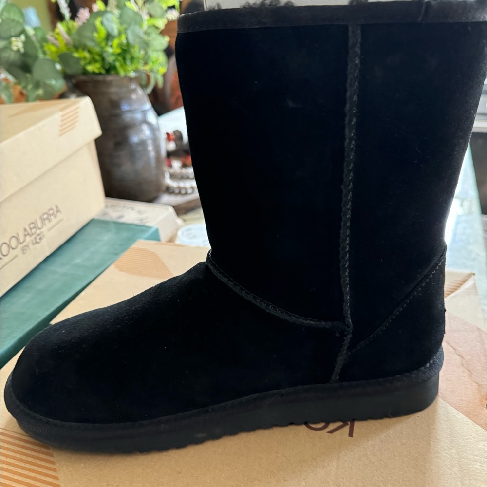 Ugg Koollaburra size 9 black short